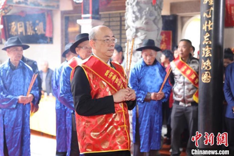 前“立委”郭正亮（中）昨天前往大陸福建省漳州祭祖。