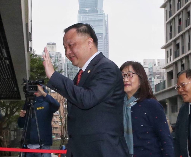 率團(tuán)來(lái)臺(tái)參加雙城論壇的上海市副市長(zhǎng)華源（前）16日在臺(tái)北市副市林奕華（后）陪同下前往廣慈博愛(ài)園區(qū)參觀，向守候媒體揮手致意。