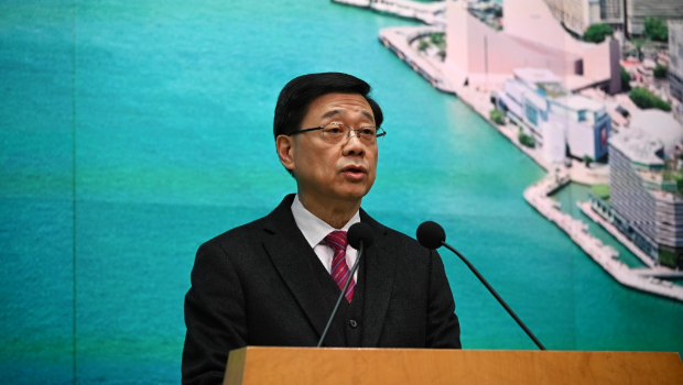 李家超行會(huì)前見記者。