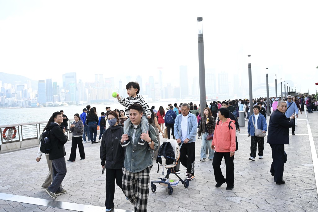 周末由深圳來港的旅客增長2至3成 周末由深圳來港的旅客增長2至3成