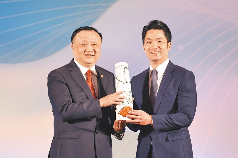 蔣萬(wàn)安（右）