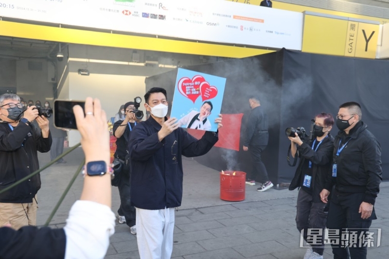 香港歌迷更趁機(jī)送上應(yīng)援手幅，成功獲華仔親手接收。