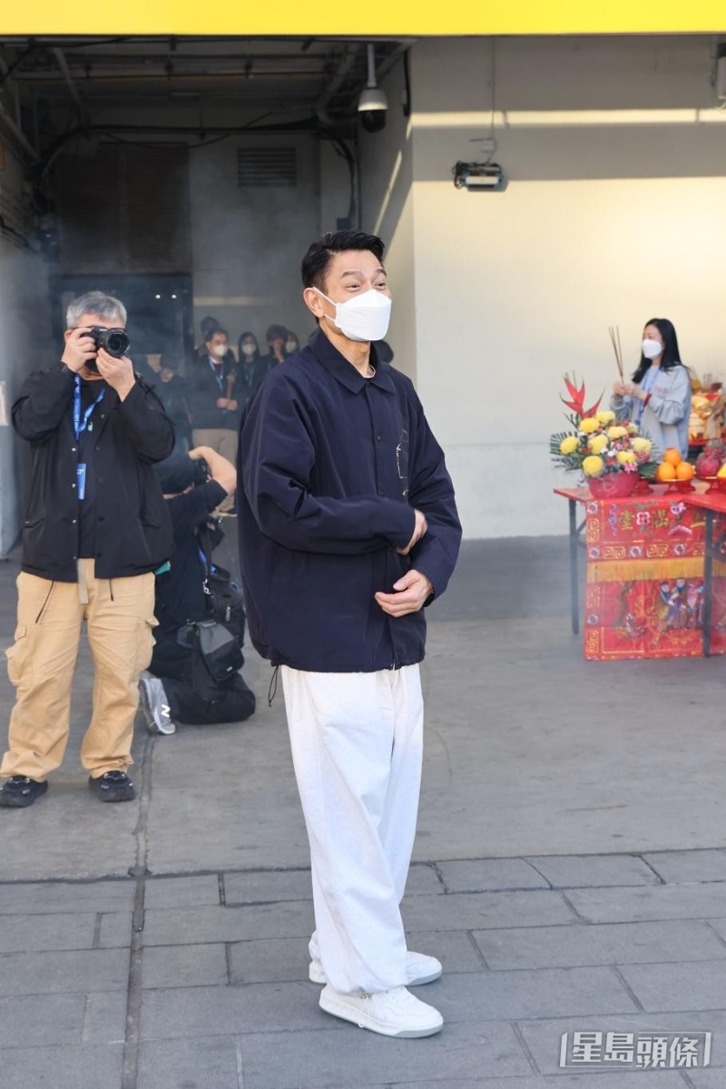 華仔上香后，劉太朱麗蒨也有上前拜神。