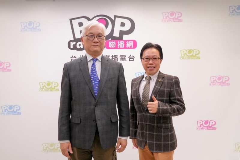 國(guó)民黨副主席夏立言（左）與主持人鈕則勛（右）。