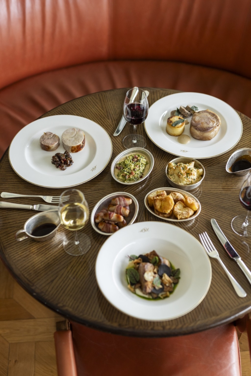 今年的圣誕大餐以頭盤、前菜、主菜、甜品四道菜構(gòu)成，起用不少英國直送食材，帶來當(dāng)?shù)鬲?dú)有的節(jié)日氛圍。