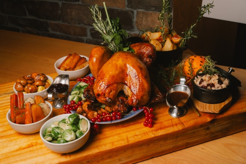 甜品分享拼盤裝滿了經(jīng)典美食，包括圣誕布甸、英式百果批以及FAB的招牌朱古力慕斯。