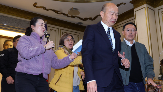 民進黨團痛批藍委不讓他們進會議室開會就將草案送出委員會，要求韓國瑜（前）主持公道