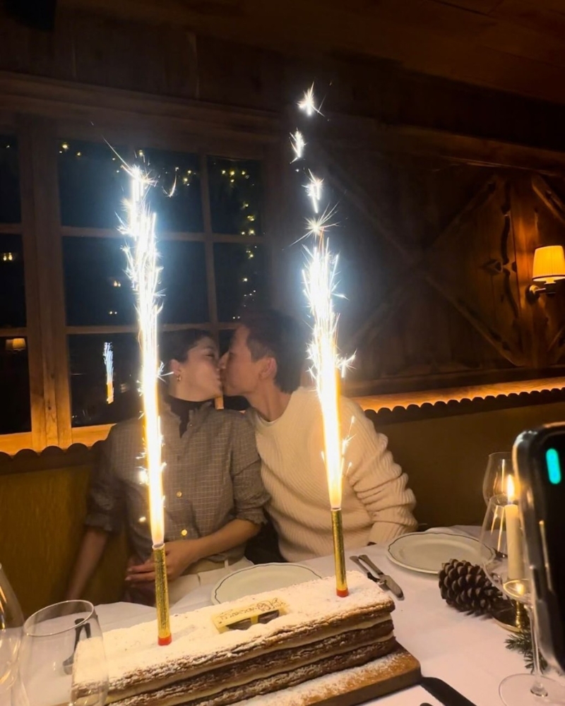 二人在煙花前嘴咀，溫馨浪漫。