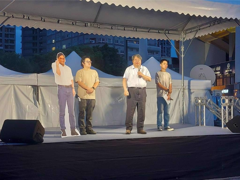 賴中強(qiáng)（右二）被藍(lán)營(yíng)點(diǎn)名開(kāi)酸。