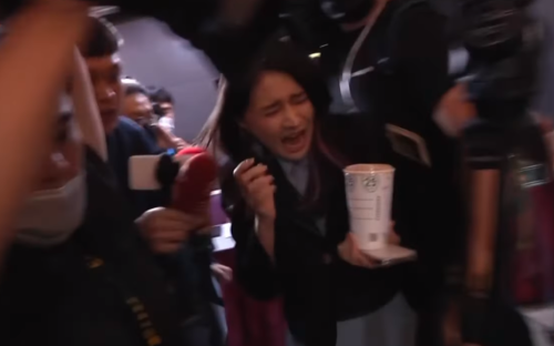 賴品妤曾疑似被攝影機(jī)腳架絆倒，卻趁機(jī)指控記者推倒他，引發(fā)熱議。