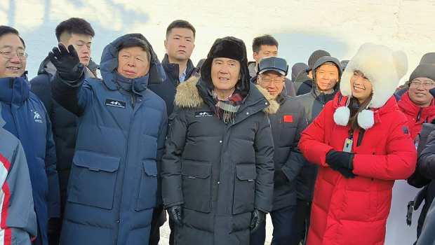 馬英九出訪大陸，19日參訪哈爾濱雪博會(huì)現(xiàn)場(chǎng)，防寒衣物全副武裝之下，笑稱“這輩子第一次打扮像只北極熊”。