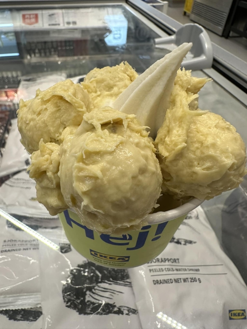 日前，就有網(wǎng)民于Facebook群組“香港雪糕關(guān)注組”中分享她在IKEA 宜家家居尖沙咀分店中，購買一杯加了5份榴蓮果肉的新地