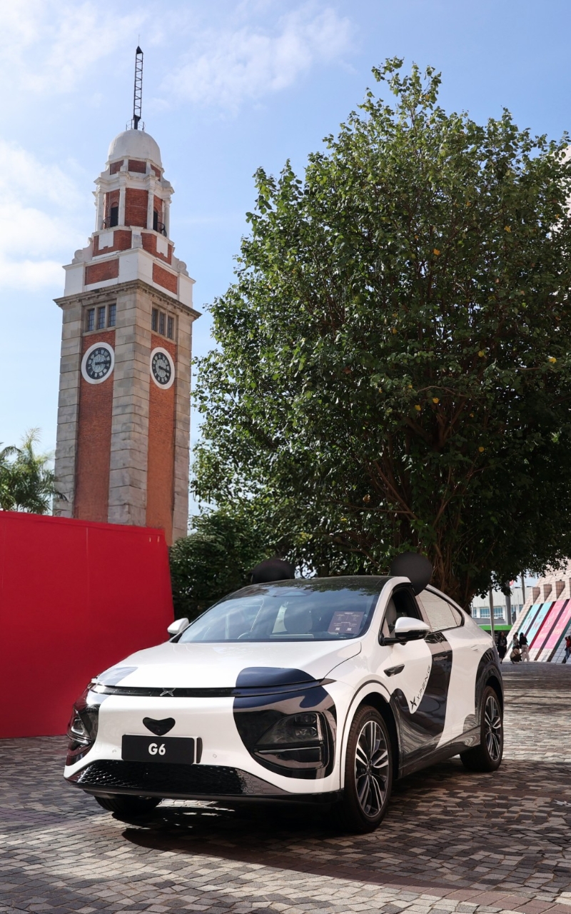 小鵬G6純電動SUV化身大熊貓，于九龍尖沙咀鐘樓留下足跡。