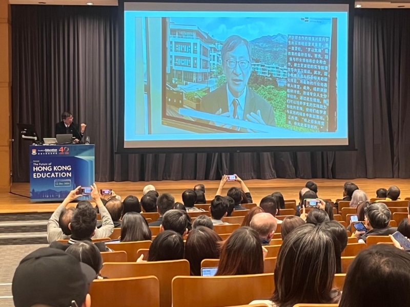 教大校長(zhǎng)李子建笑稱，“數(shù)碼李子建”精通多種語(yǔ)言，并指出另一個(gè)“他”在資料庫(kù)方面的優(yōu)勢(shì)，從而呼吁出席者反思教師能提供哪些人工智能無(wú)法複制的獨(dú)特價(jià)值。