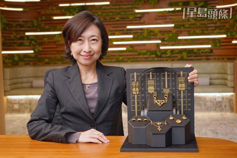 周大福珠寶集團可持續(xù)發(fā)展總監(jiān)吳華瑜介紹“MONOLOGUE 100%再生金系列”產(chǎn)品，將于明年1月在內(nèi)地率先推出。