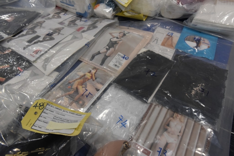 警方展示部份賣淫衣物。