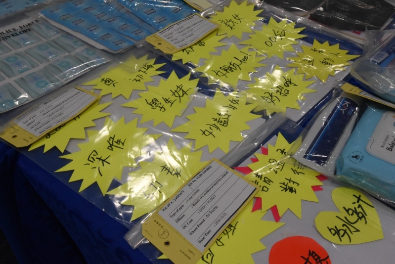 警方展示賣淫單位宣傳物品。 黃文威攝