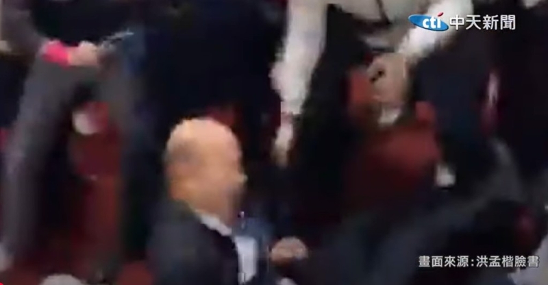 “立法院長”韓國瑜在議場后方被絆倒。