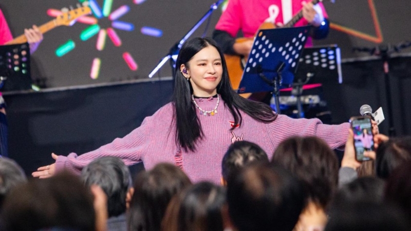 徐若瑄近日重臨醫(yī)院獻(xiàn)唱，感觸良多。