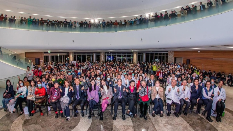 徐若瑄在醫(yī)院見到徐爸爸生病時(shí)的主診醫(yī)生，一度眼紅紅。