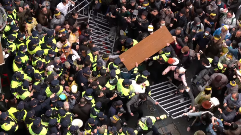 “立法院”外青鳥(niǎo)群眾沖破圍欄，與駐衛(wèi)警爆發(fā)沖突。