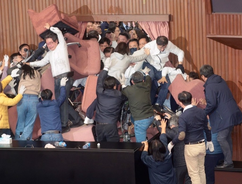 “立法院”會20日處理選罷法、憲法訴訟法及財劃法修正草案，民進黨多名“立委”進入議場后鎖門，領(lǐng)主席臺及側(cè)門互相對峙，藍營“立委”破門進入議場，將綠委逐一請走，雙方發(fā)生數(shù)次激烈沖突。