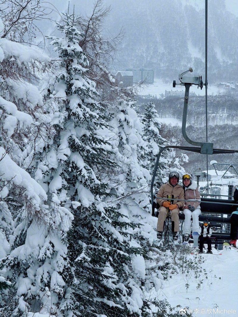 李嘉欣與許晉亨登上滑雪場纜車時，肩并肩影相，兩人的笑容充滿甜蜜幸福。
