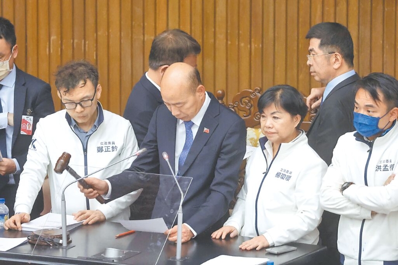 立法院院會以舉手表決方式，20日下午三讀通過憲訴法第4條與第95條民眾黨版本，立法院長韓國瑜（左二）敲槌。