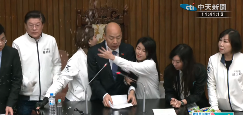 韓國瑜突遭民進黨“立委”潑水。
