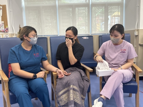 斐斐媽媽說(shuō)到傷心處落淚，獲職員安撫及遞上紙巾安慰。