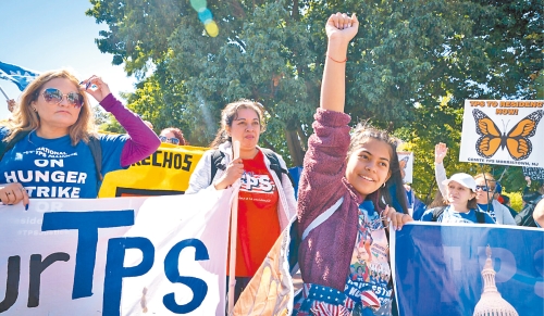 拜登政府在執(zhí)政最后階段，正想辦法為特朗普大規(guī)模驅(qū)逐移民的計劃設(shè)下障礙。 政府官員透露，白宮考慮為擁有TPS的移民延長合法居留身分。 美聯(lián)社