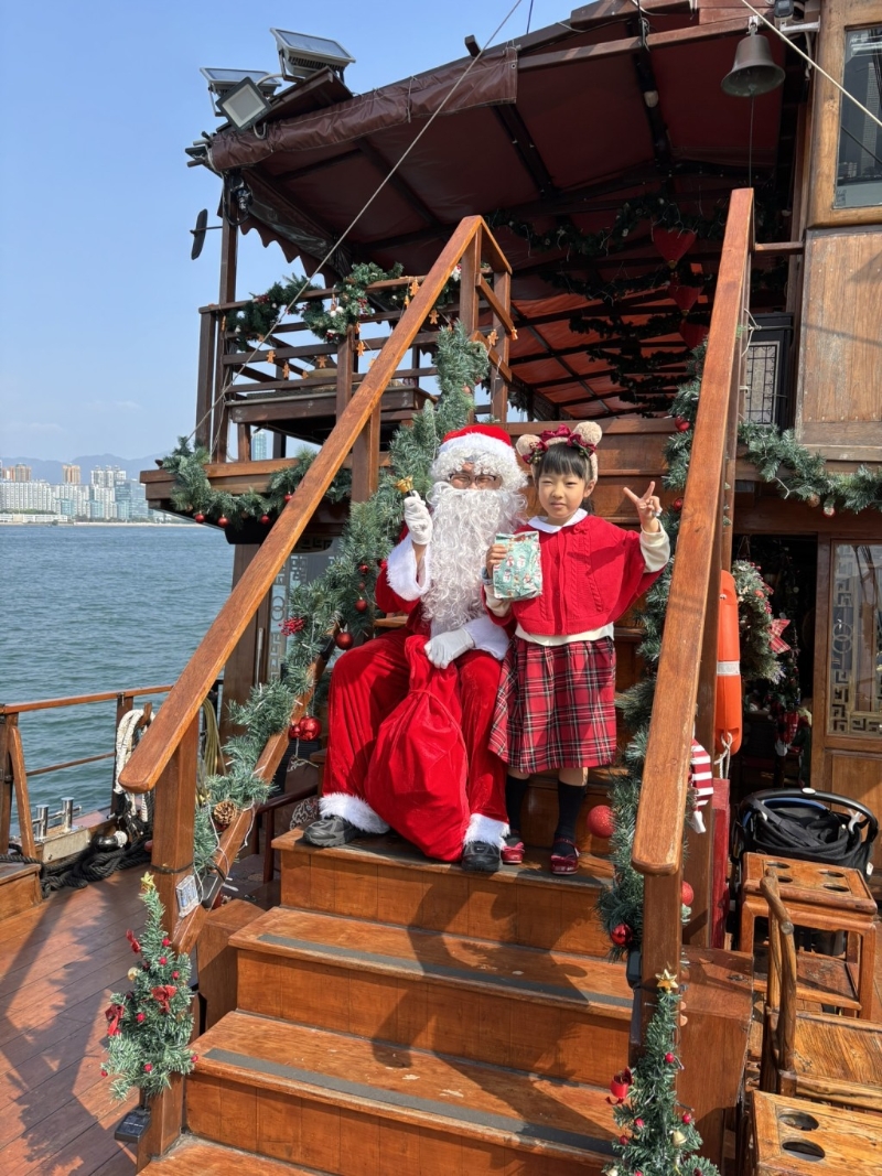 圣誕老人登上張保仔號(hào)與大家同樂(lè)派禮物， 兼“放題”合照?。▓D片來(lái)源：《親子王》）