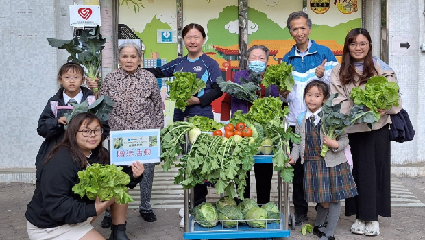 把學(xué)校智慧農(nóng)耕及煤氣公司有機(jī)農(nóng)莊收割到的有機(jī)蔬菜送到老人院。