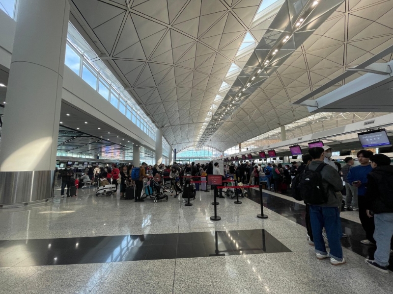 今早在機(jī)場，部分辦理登機(jī)手續(xù)柜位出現(xiàn)人龍。（讀者提供）