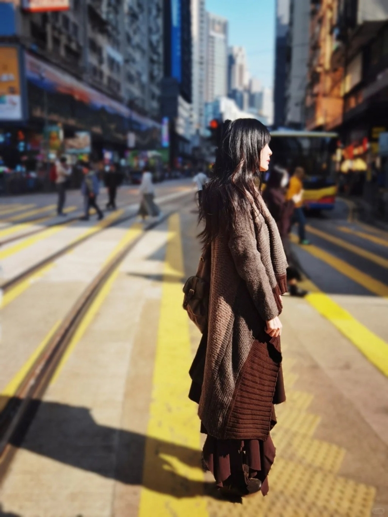 日前，有網(wǎng)民在小紅書上分享了兩張?jiān)阢~鑼灣街頭巧遇周慧敏的照片，當(dāng)中身穿森系打扮的周慧敏正呆站在馬路邊，神情十分落寞，引來不少網(wǎng)民留言表達(dá)關(guān)心。