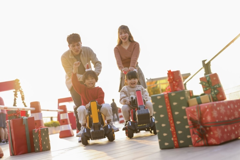 小朋友可駕駛滑行車， 跟父母穿梭市集同游購(gòu)物。（圖片來(lái)源：中港城）