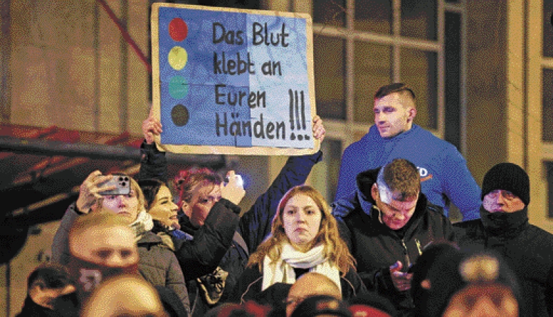 「德國另類選擇黨」領(lǐng)導(dǎo)人獻花哀悼遇難者。路透社