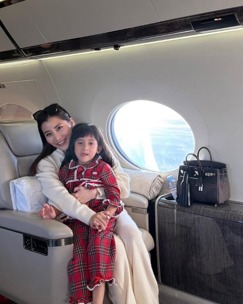 陳雪鈴和家人坐私人飛機(jī)游日本。