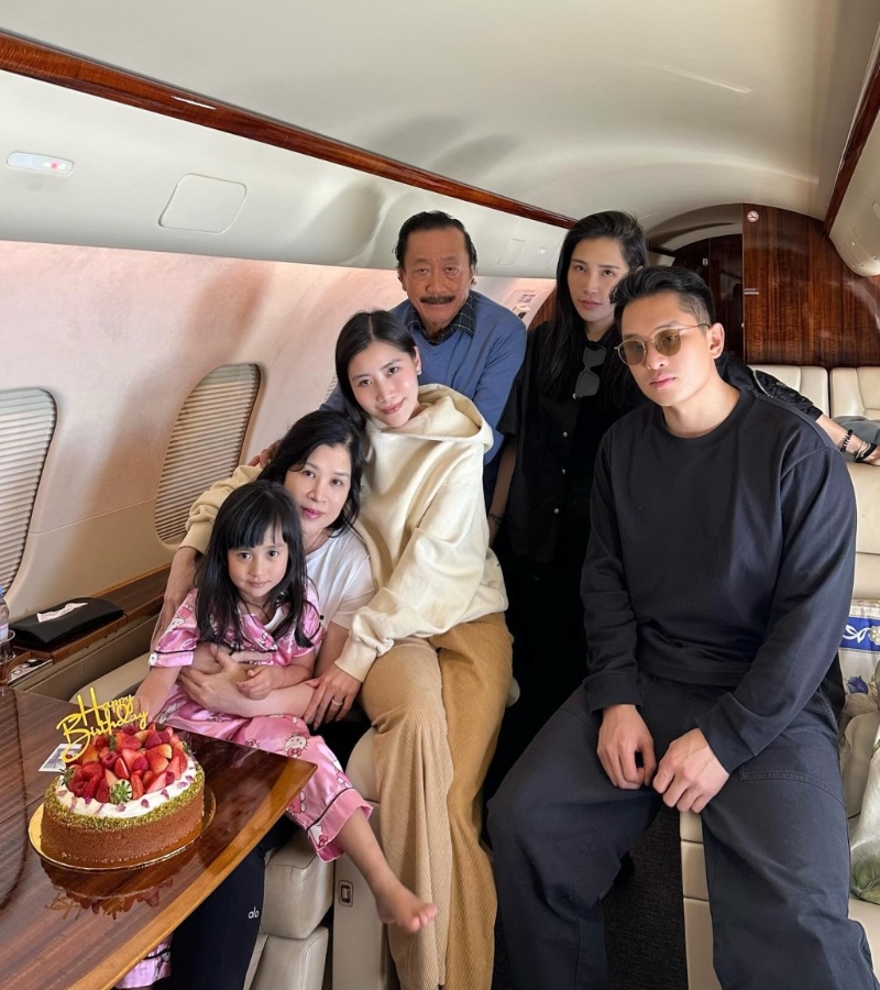 陳雪鈴不時(shí)在伊格分享家庭樂，有不少是三代同堂，低調(diào)的媽Esther Tan也會(huì)現(xiàn)身。