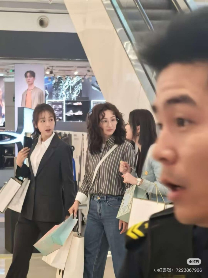 高海寧以長曲發(fā)加恤衫、牛仔褲進(jìn)行拍攝。