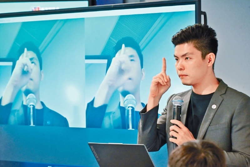 陳智穎曾在新聞發(fā)布會示范如何辨識人工智能換臉技術(shù)。