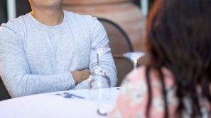 毀三觀(guān)！大學(xué)女生竟還跟父親“共浴”，男友受不了上網(wǎng)抱怨