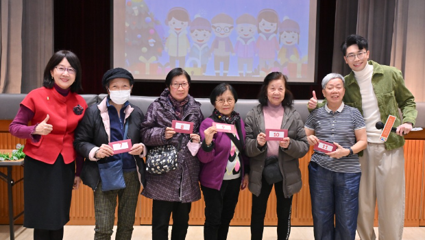 私隱專員鐘麗玲（左一）在抽獎環(huán)節(jié)頒發(fā)獎品予幸運兒。