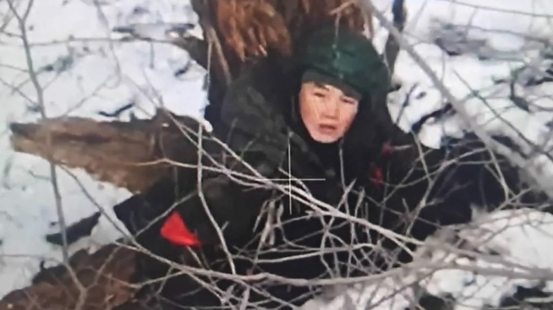 烏克蘭無人機(jī)拍攝到庫(kù)斯克戰(zhàn)場(chǎng)的黃皮膚士兵，很可能就是北韓士兵。