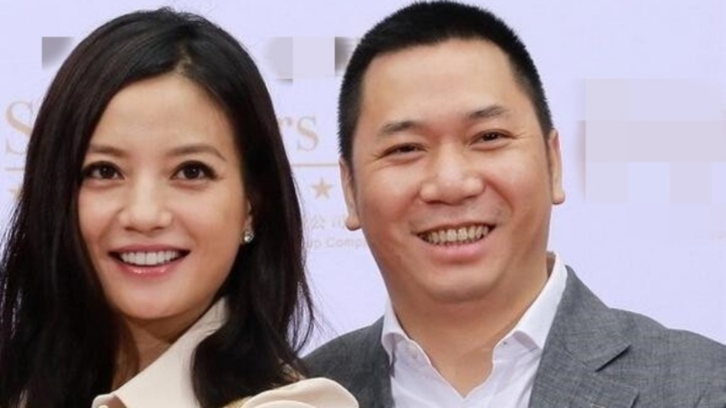 趙薇（左）丈夫黃有龍（右）被指欠債遭入稟高院追討。 資料圖片