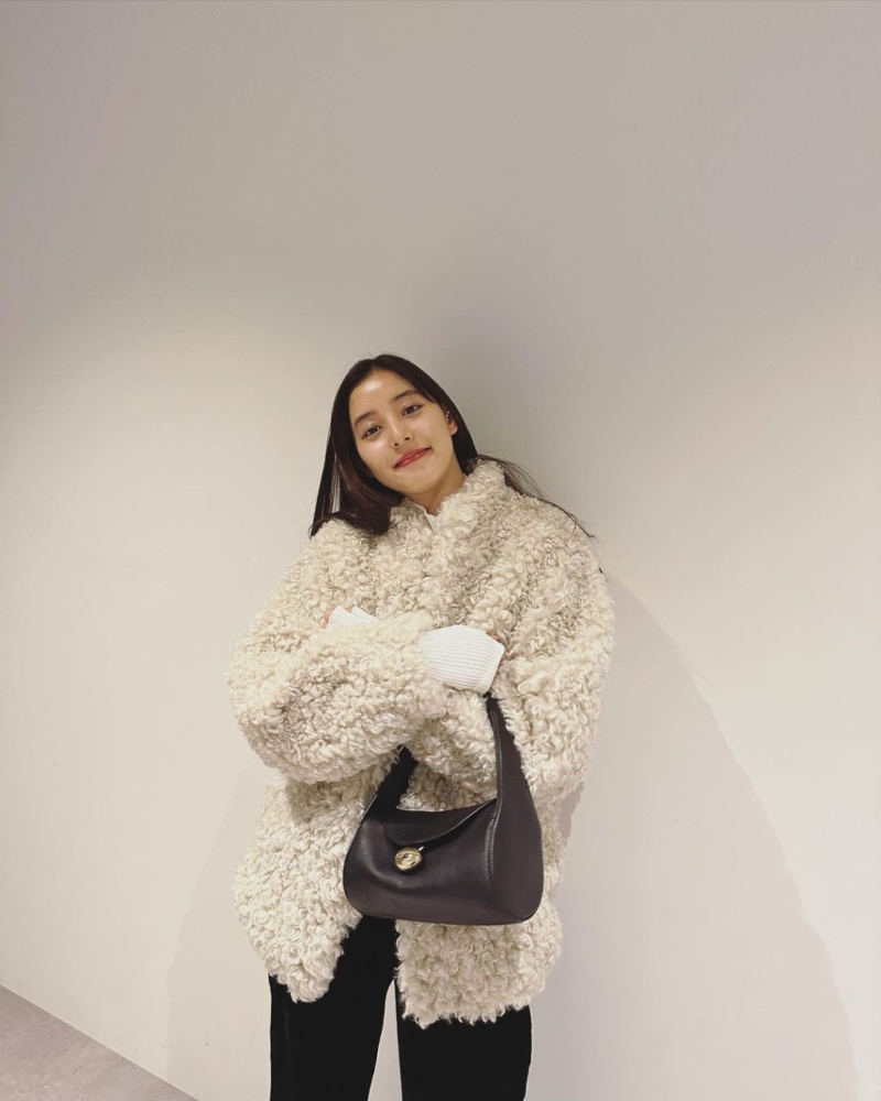 日本女星新木優(yōu)子以毛毛大衣及長褲的冬日造型，配搭品牌的手袋，倍添優(yōu)雅，亦豐富造型。