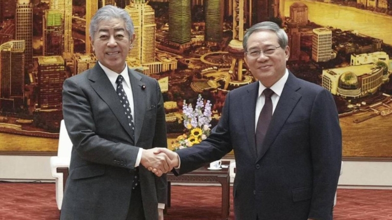 日本外相巖屋毅（左）25日訪華與總理李強(qiáng)會(huì)面。 美聯(lián)社