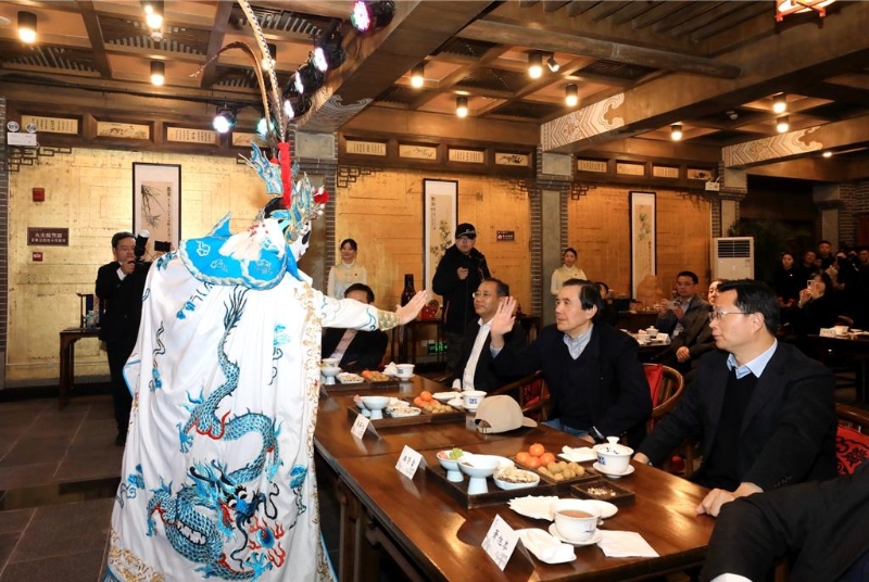 馬英九欣賞川劇“變臉”表演。圖：馬英九基金會