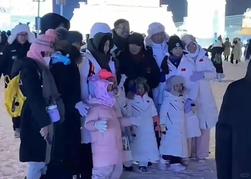 郭晶晶貫徹簡樸打扮，身穿白色羽絨長外套，背著背包。