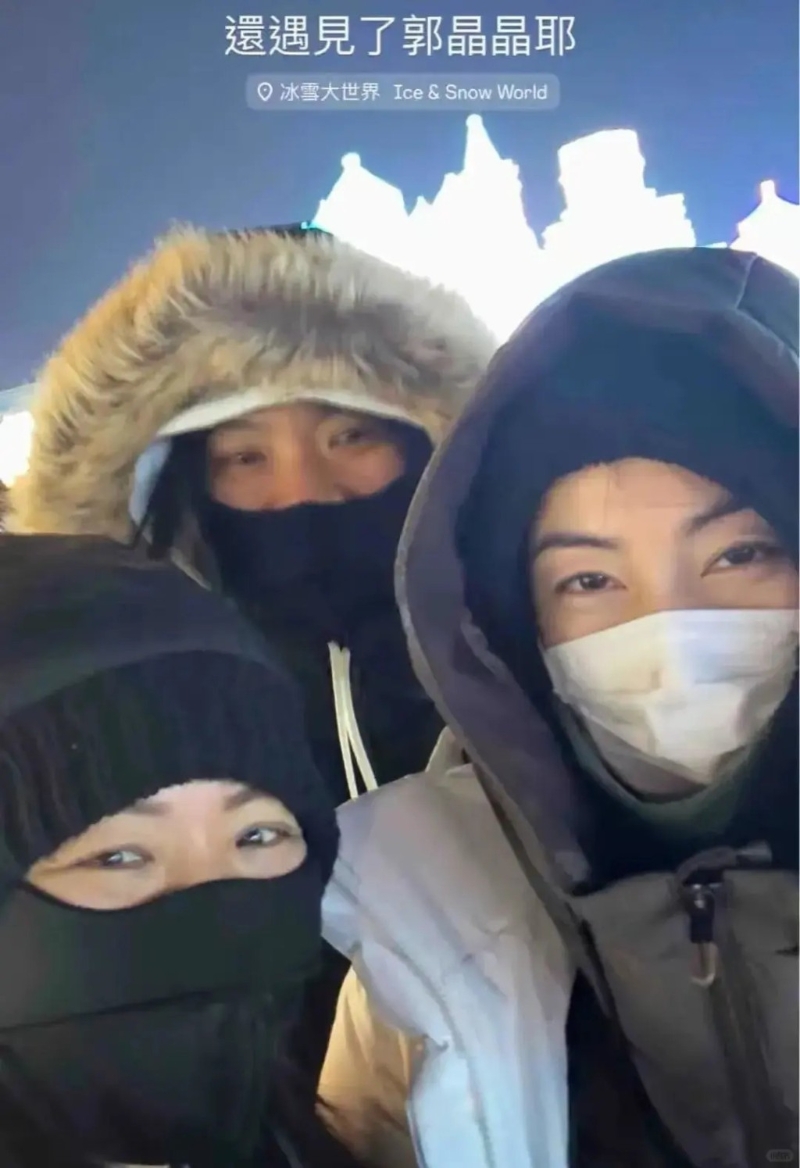 郭晶晶淡妝示人依然皮膚白皙，展現(xiàn)親切笑容。